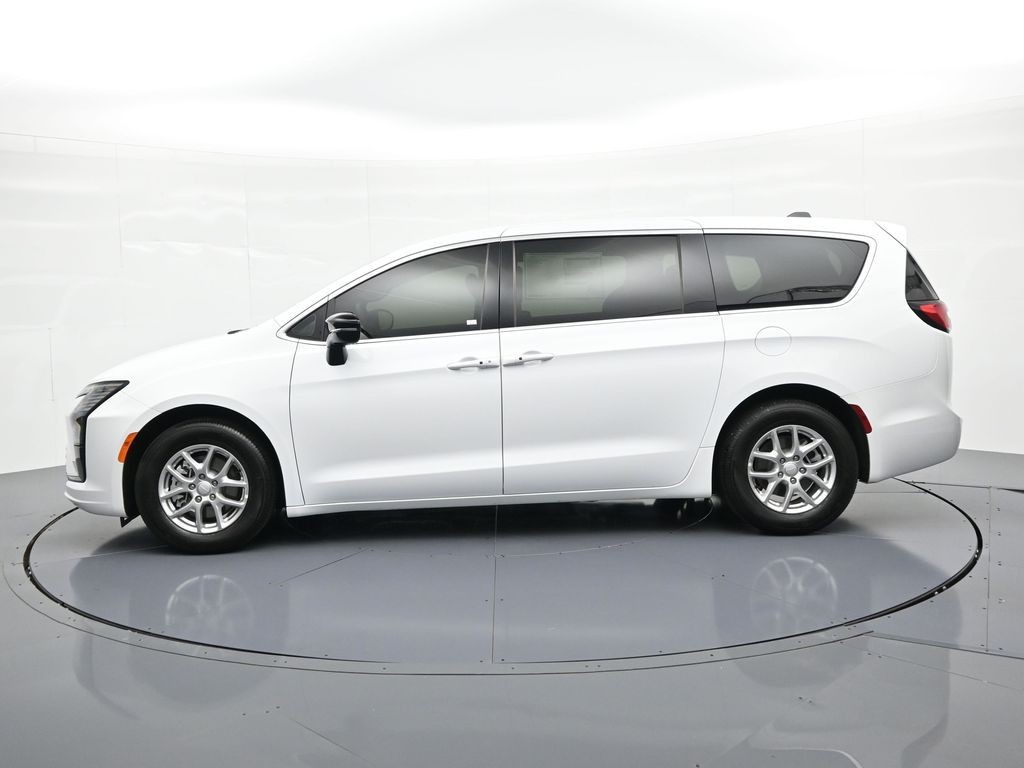 Chrysler Pacifica Vehicle Full-screen Gallery Image 9