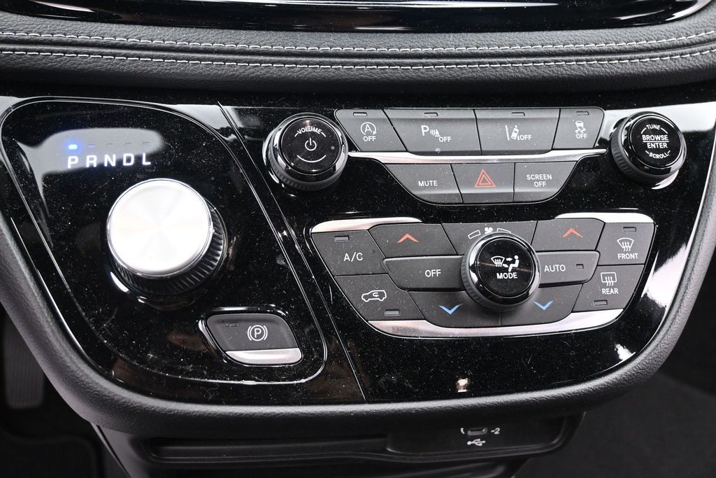 Chrysler Pacifica Vehicle Full-screen Gallery Image 11