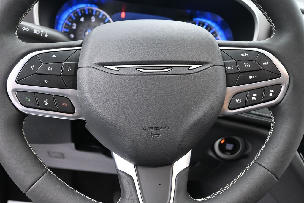 Chrysler Pacifica Vehicle Full-screen Gallery Image 12