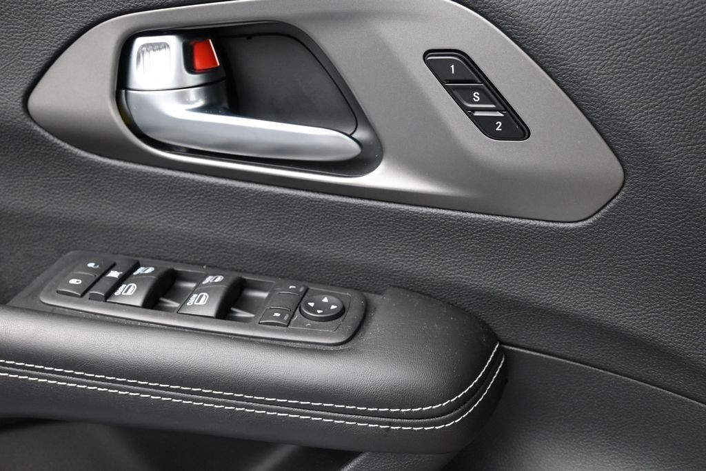 Chrysler Pacifica Vehicle Full-screen Gallery Image 14