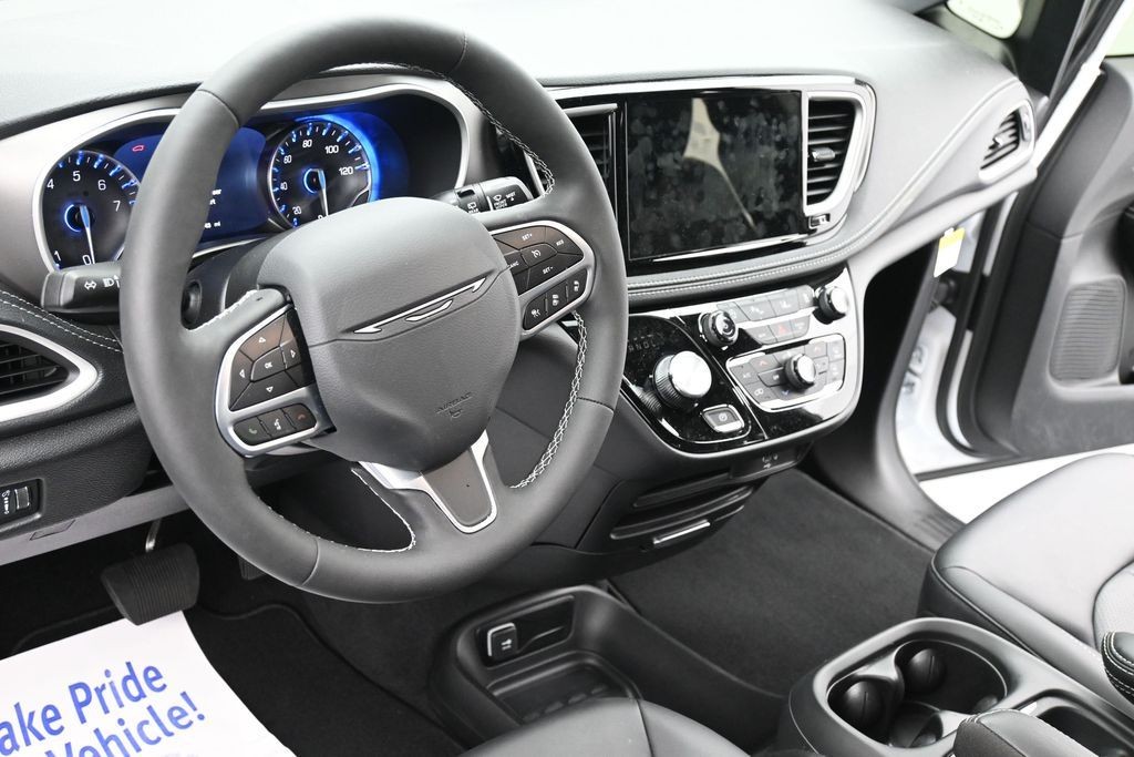 Chrysler Pacifica Vehicle Full-screen Gallery Image 15