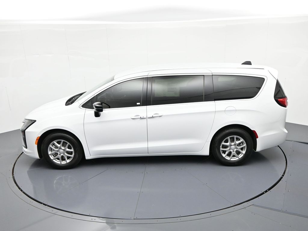 Chrysler Pacifica Vehicle Full-screen Gallery Image 19