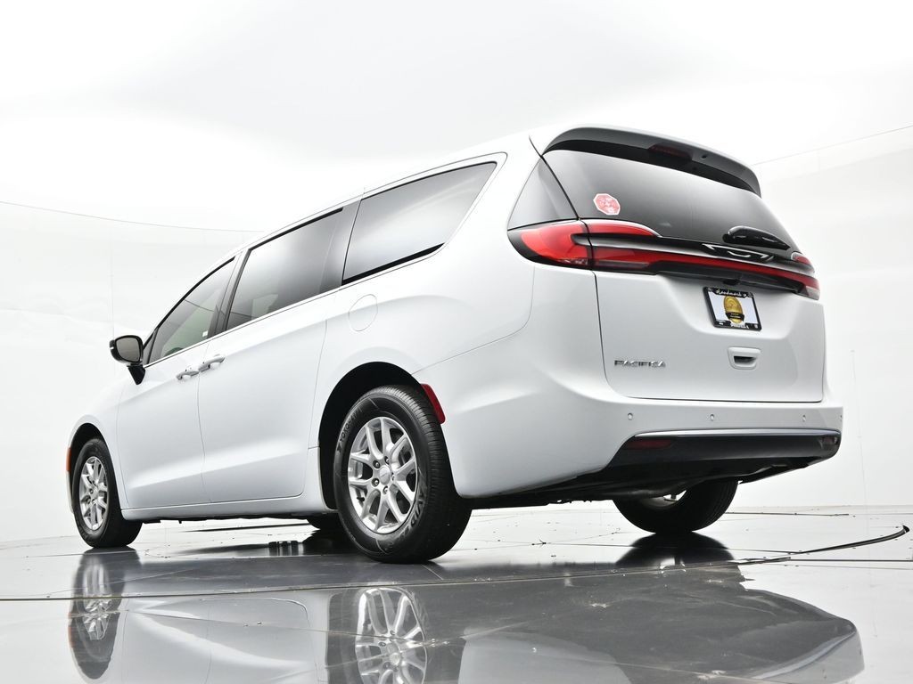 Chrysler Pacifica Vehicle Full-screen Gallery Image 20