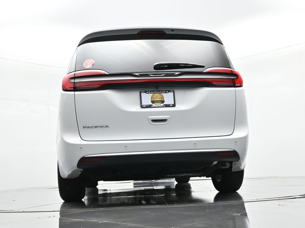 Chrysler Pacifica Vehicle Full-screen Gallery Image 21