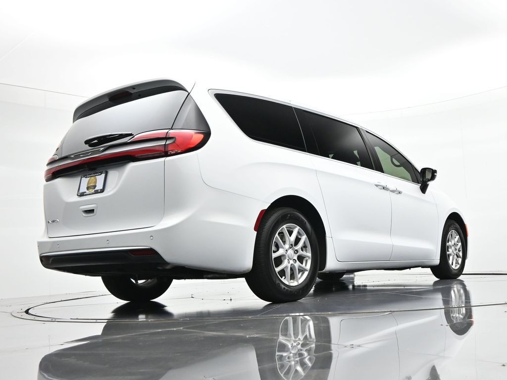 Chrysler Pacifica Vehicle Full-screen Gallery Image 22
