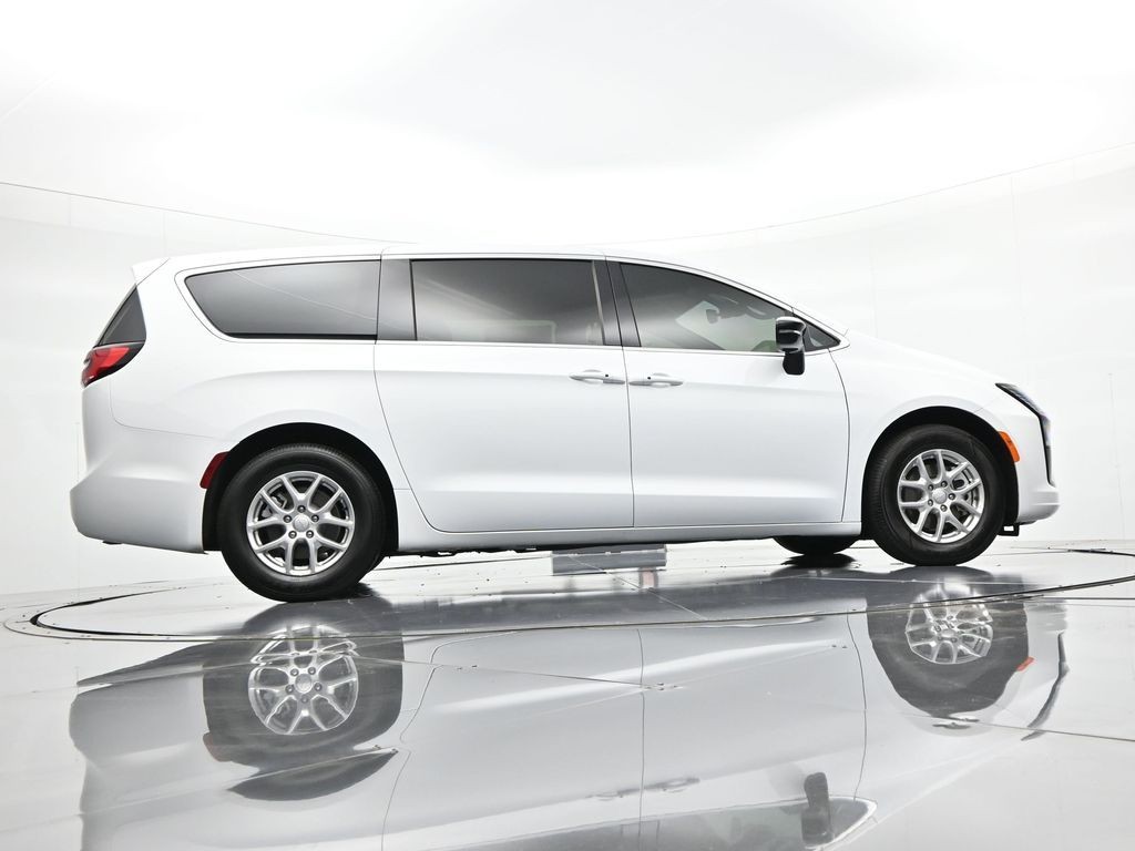 Chrysler Pacifica Vehicle Full-screen Gallery Image 23