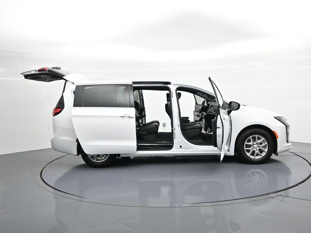 Chrysler Pacifica Vehicle Full-screen Gallery Image 24
