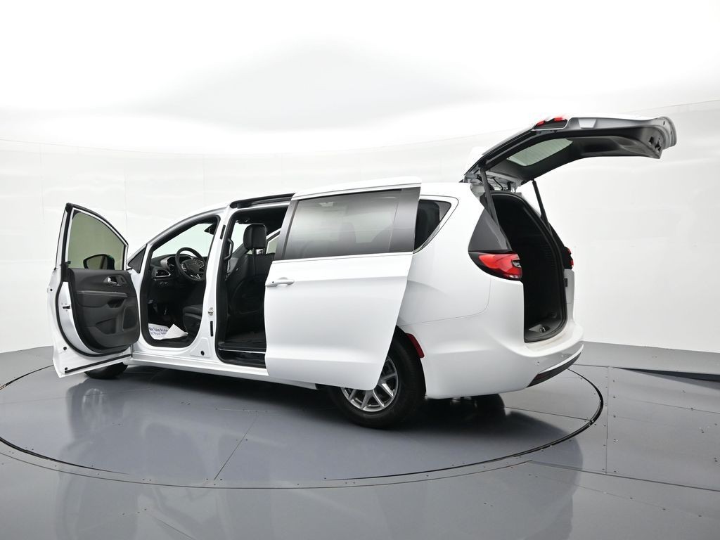 Chrysler Pacifica Vehicle Full-screen Gallery Image 25