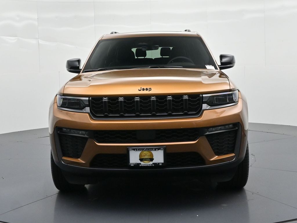 Jeep Grand Cherokee L Vehicle Full-screen Gallery Image 3