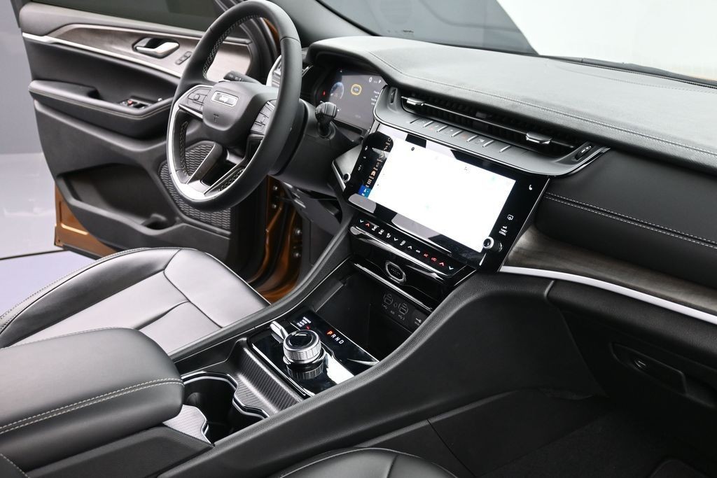 Jeep Grand Cherokee L Vehicle Full-screen Gallery Image 10