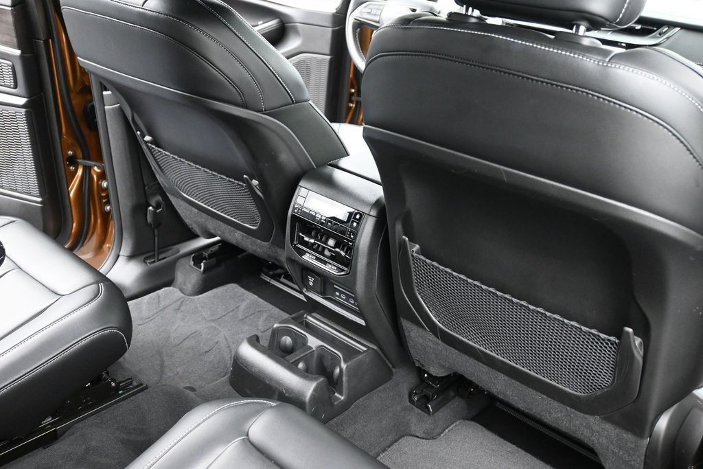 Jeep Grand Cherokee L Vehicle Full-screen Gallery Image 11