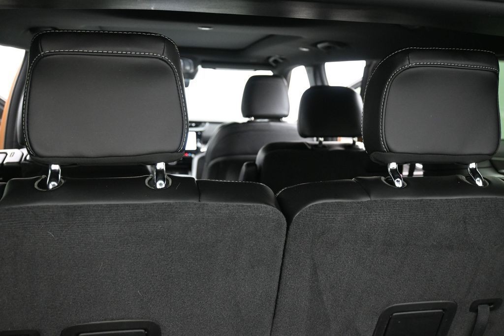 Jeep Grand Cherokee L Vehicle Full-screen Gallery Image 12