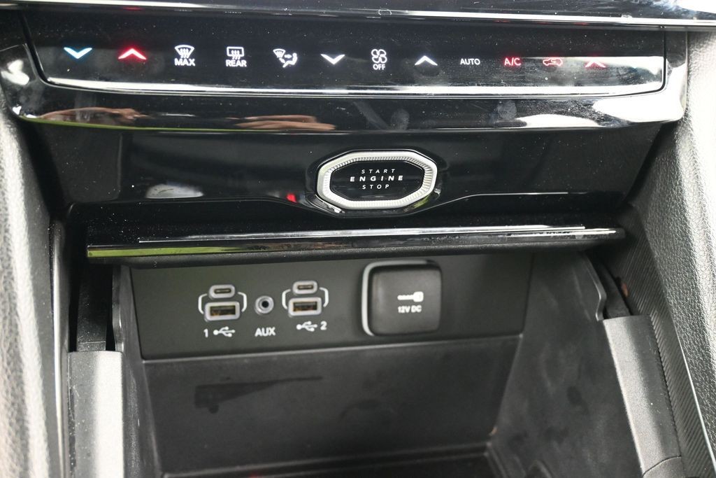 Jeep Grand Cherokee L Vehicle Full-screen Gallery Image 14