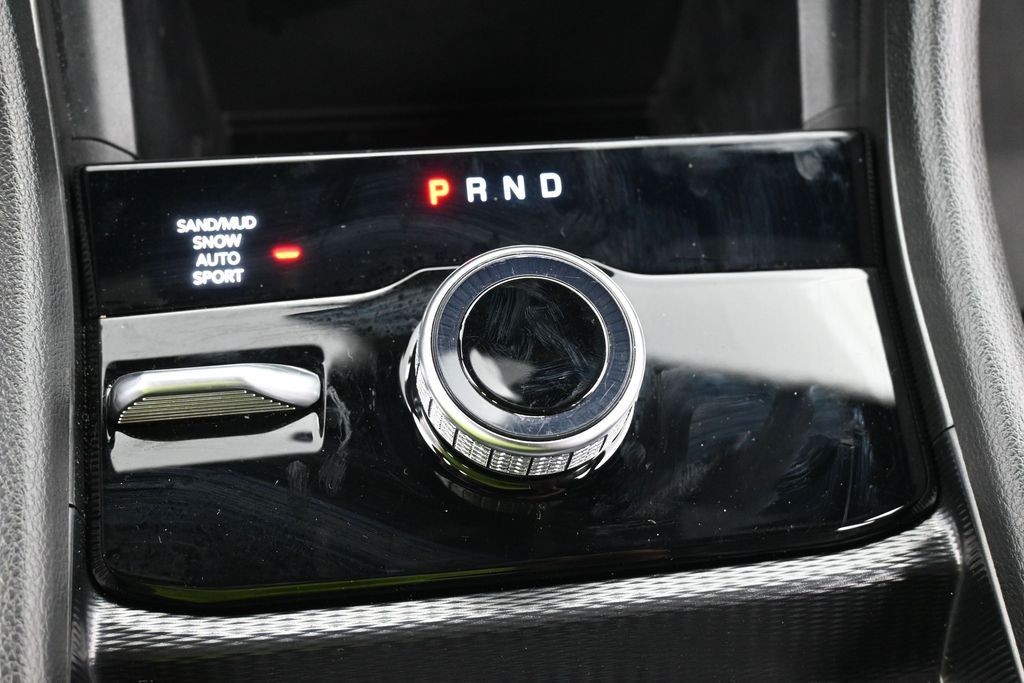 Jeep Grand Cherokee L Vehicle Full-screen Gallery Image 15