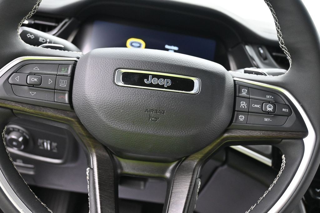 Jeep Grand Cherokee L Vehicle Full-screen Gallery Image 16