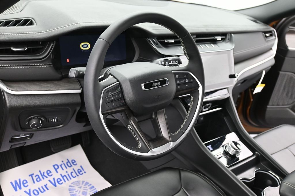 Jeep Grand Cherokee L Vehicle Full-screen Gallery Image 17
