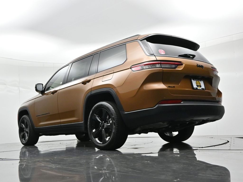 Jeep Grand Cherokee L Vehicle Full-screen Gallery Image 22