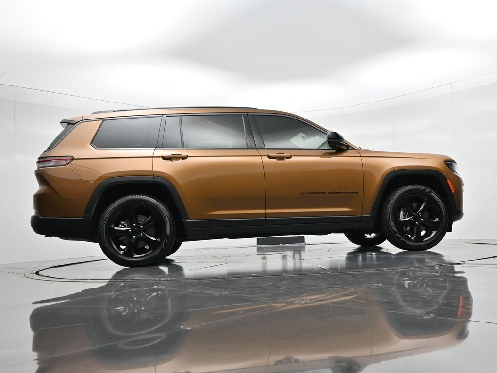 Jeep Grand Cherokee L Vehicle Full-screen Gallery Image 25
