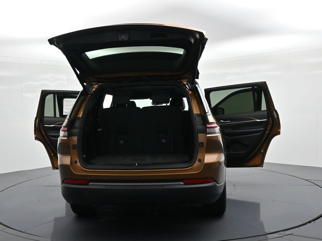 Jeep Grand Cherokee L Vehicle Full-screen Gallery Image 29