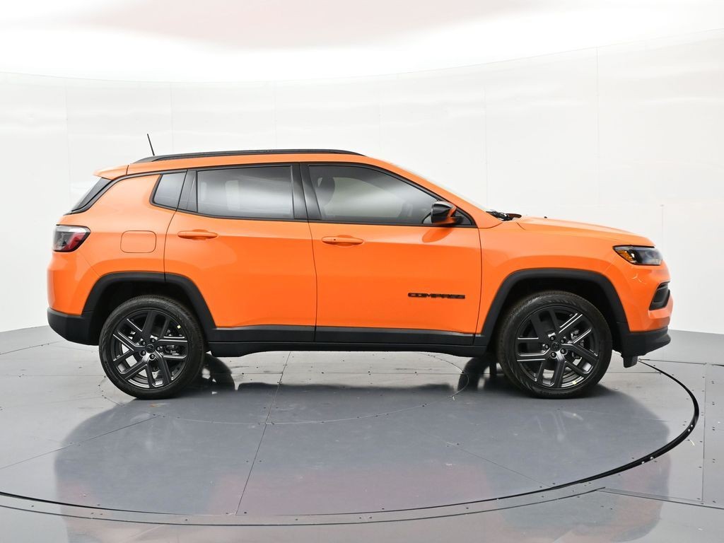 Jeep Compass Vehicle Full-screen Gallery Image 5