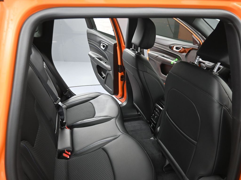 Jeep Compass Vehicle Full-screen Gallery Image 18