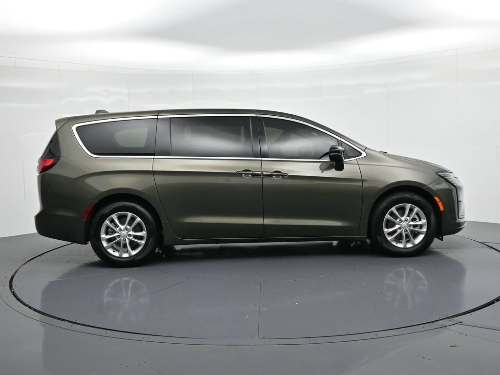 Chrysler Pacifica Vehicle Full-screen Gallery Image 5