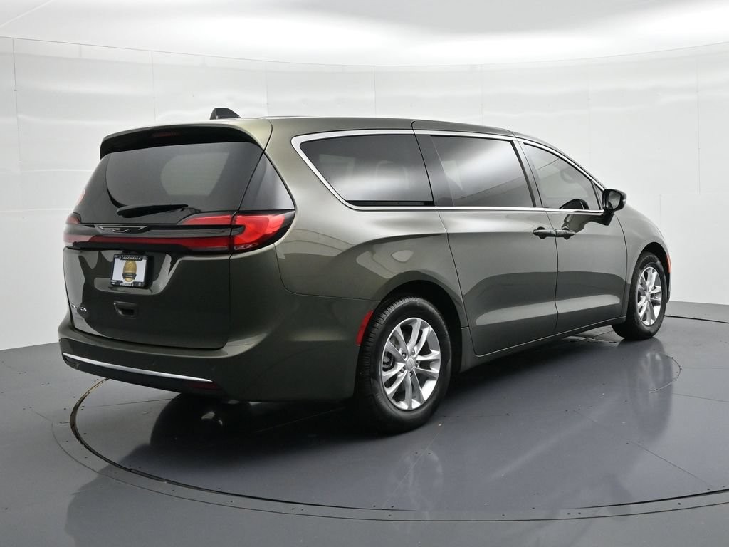 Chrysler Pacifica Vehicle Full-screen Gallery Image 6
