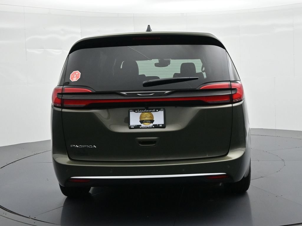 Chrysler Pacifica Vehicle Full-screen Gallery Image 7