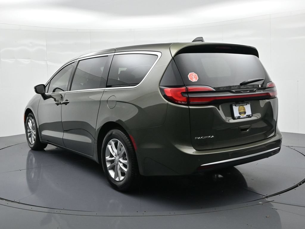 Chrysler Pacifica Vehicle Full-screen Gallery Image 8