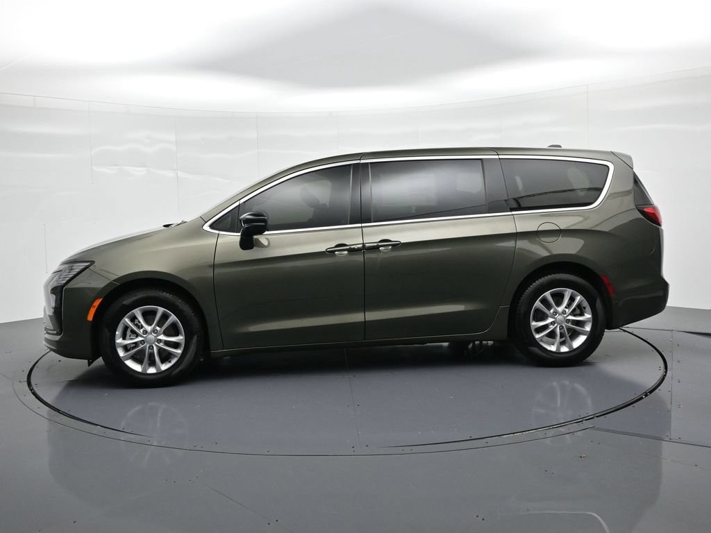 Chrysler Pacifica Vehicle Full-screen Gallery Image 9