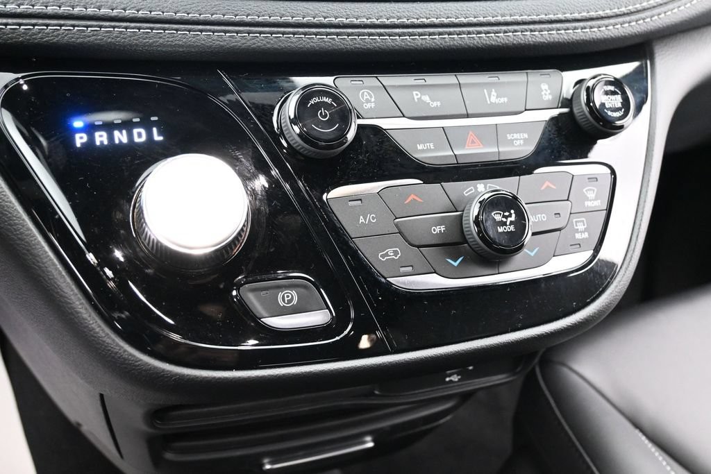Chrysler Pacifica Vehicle Full-screen Gallery Image 11