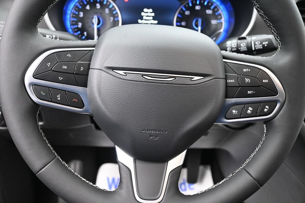 Chrysler Pacifica Vehicle Full-screen Gallery Image 12