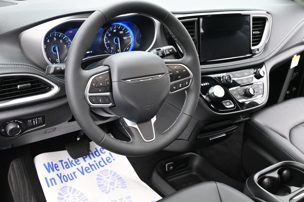 Chrysler Pacifica Vehicle Full-screen Gallery Image 13