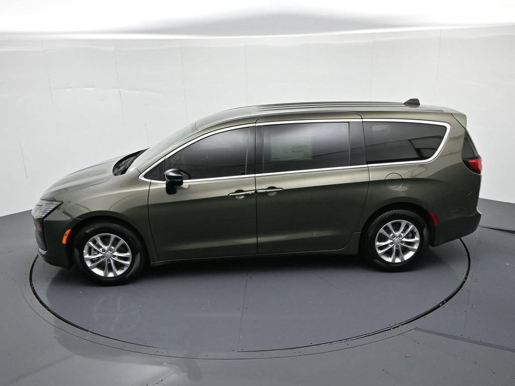 Chrysler Pacifica Vehicle Full-screen Gallery Image 17
