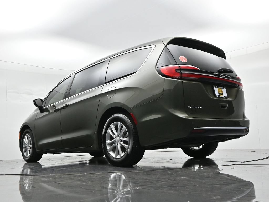 Chrysler Pacifica Vehicle Full-screen Gallery Image 18