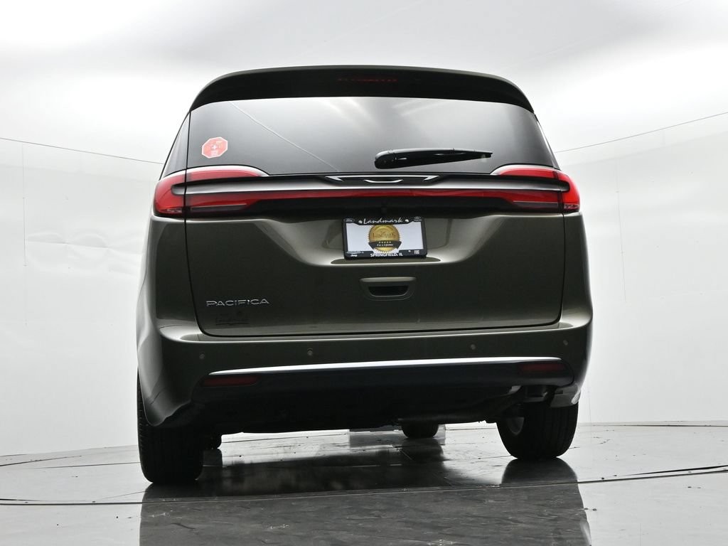 Chrysler Pacifica Vehicle Full-screen Gallery Image 19