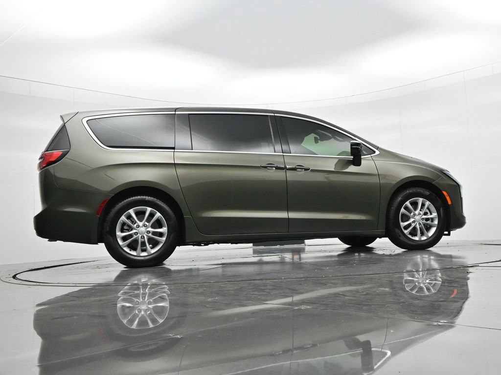 Chrysler Pacifica Vehicle Full-screen Gallery Image 21