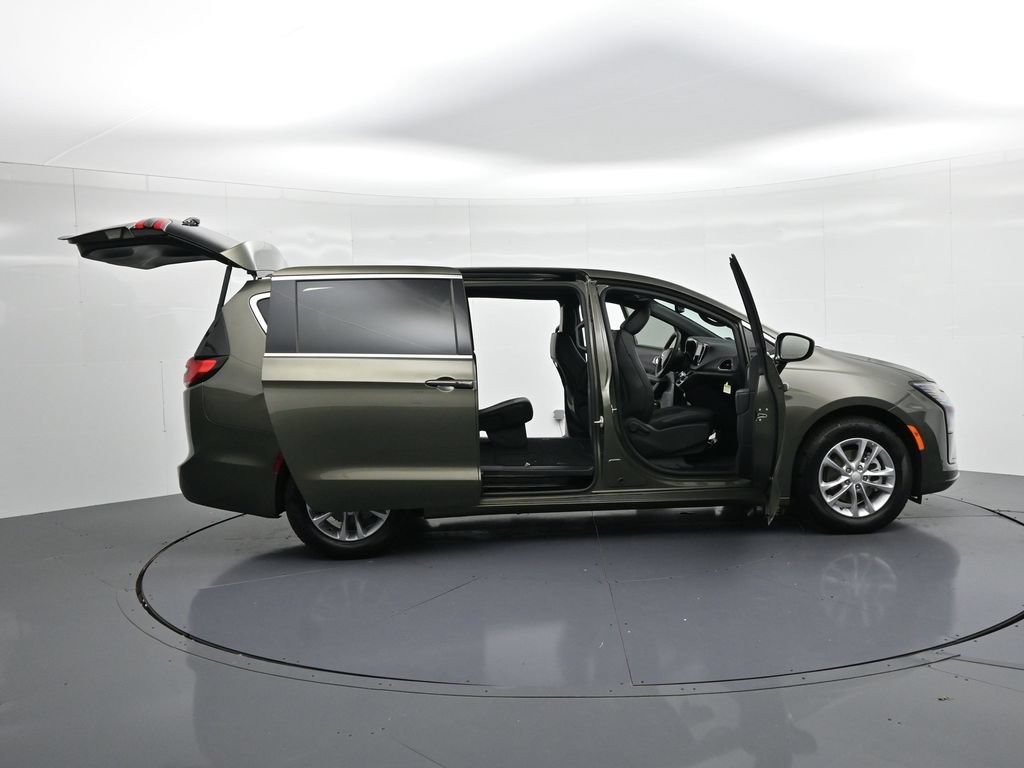Chrysler Pacifica Vehicle Full-screen Gallery Image 22