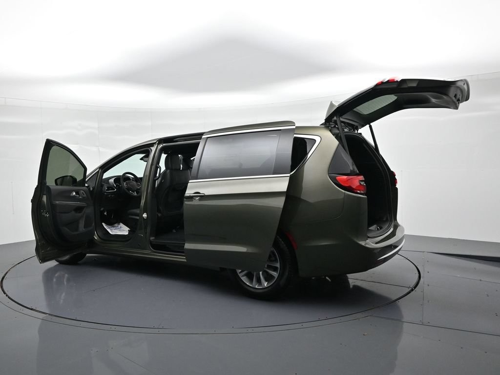 Chrysler Pacifica Vehicle Full-screen Gallery Image 23