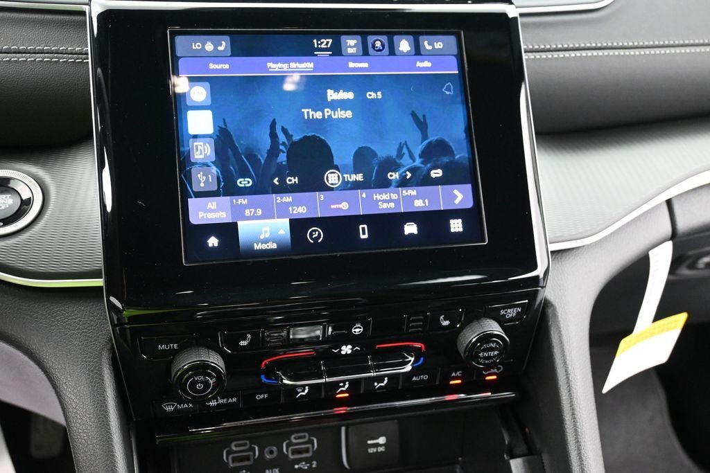 Jeep Grand Cherokee Vehicle Full-screen Gallery Image 11