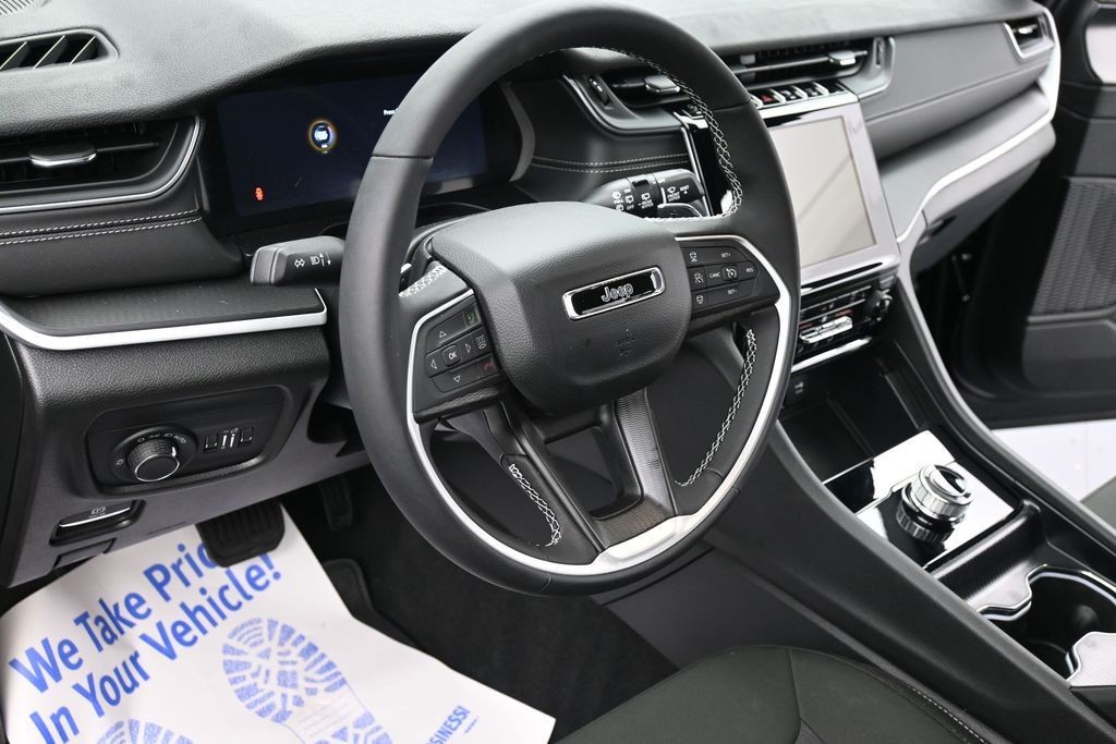 Jeep Grand Cherokee Vehicle Full-screen Gallery Image 16