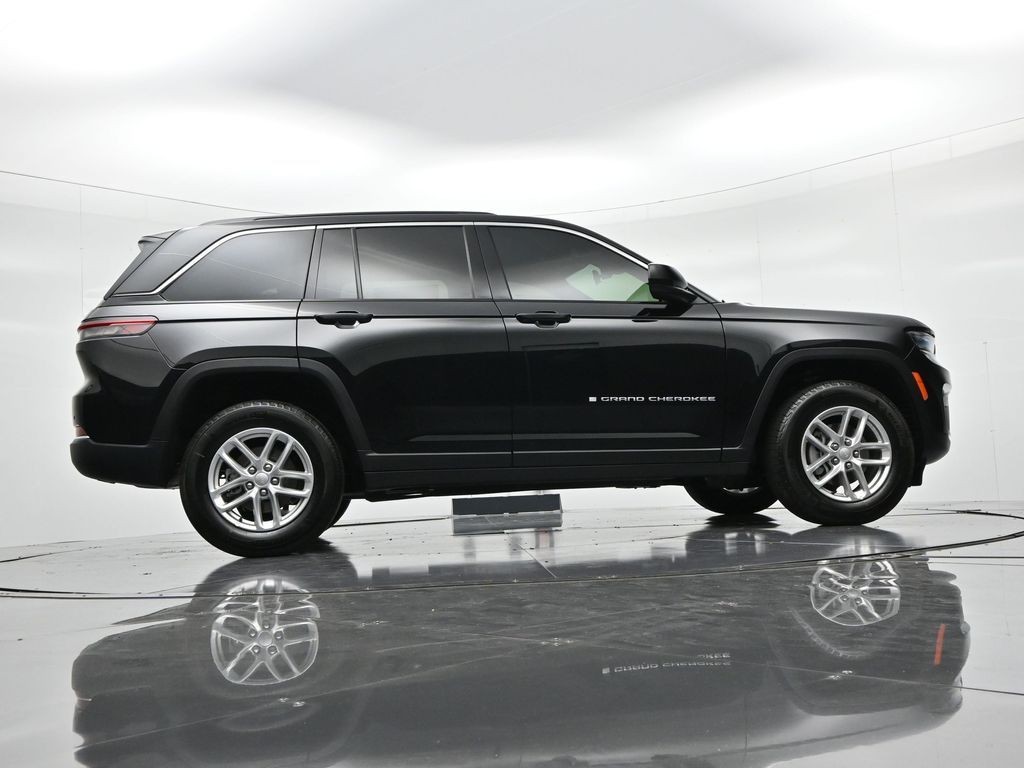 Jeep Grand Cherokee Vehicle Full-screen Gallery Image 24