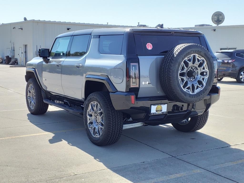GMC HUMMER EV SUV Vehicle Full-screen Gallery Image 3