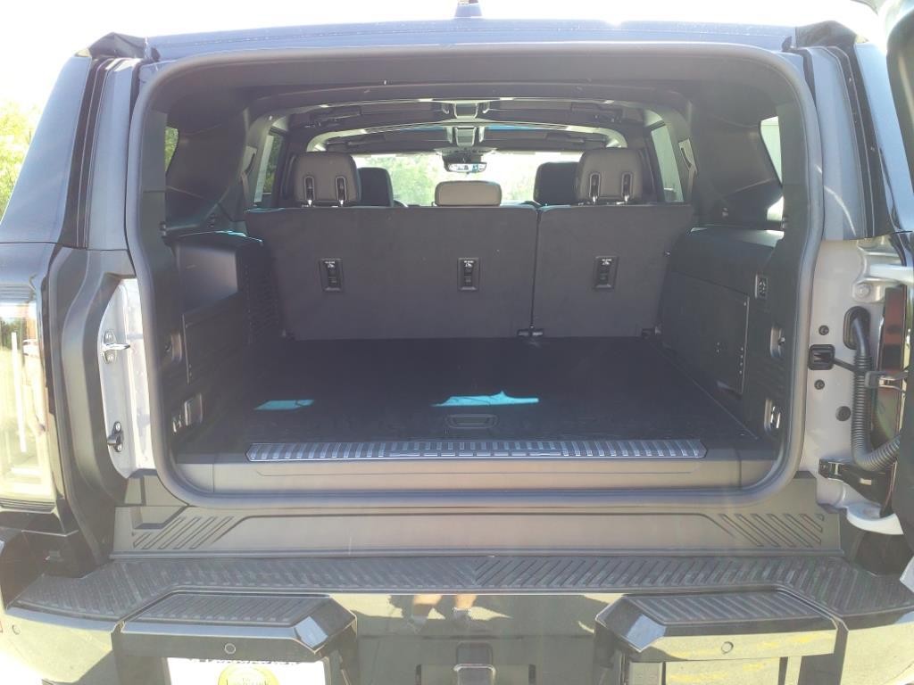 GMC HUMMER EV SUV Vehicle Full-screen Gallery Image 14