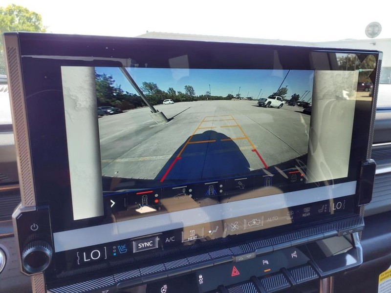 GMC HUMMER EV SUV Vehicle Full-screen Gallery Image 6