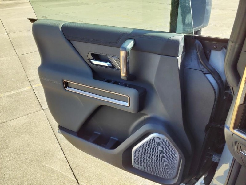 GMC HUMMER EV SUV Vehicle Full-screen Gallery Image 11