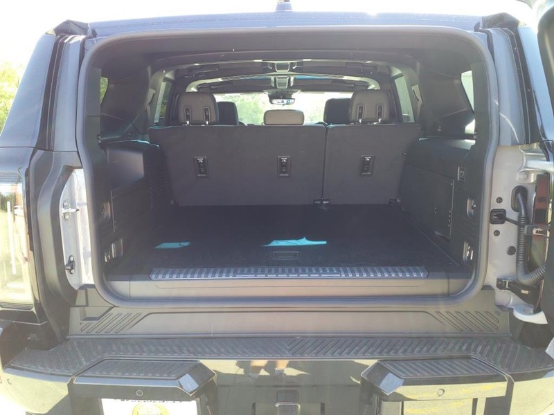 GMC HUMMER EV SUV Vehicle Full-screen Gallery Image 14