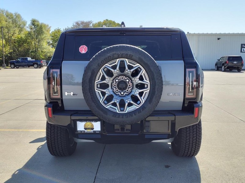 GMC HUMMER EV SUV Vehicle Full-screen Gallery Image 15