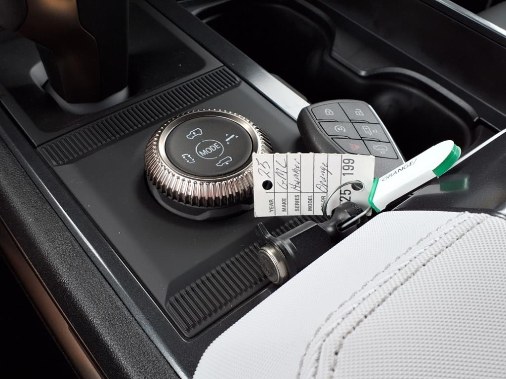 GMC HUMMER EV SUV Vehicle Full-screen Gallery Image 13