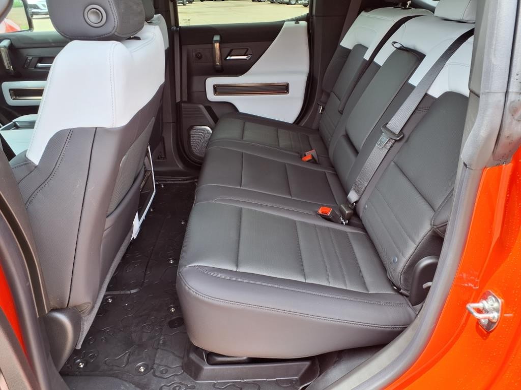 GMC HUMMER EV SUV Vehicle Full-screen Gallery Image 23